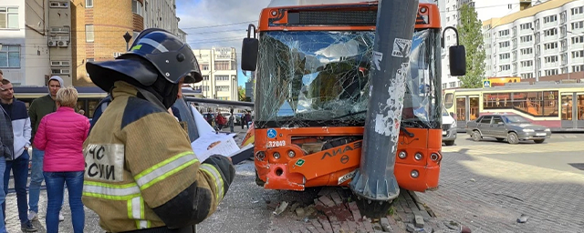 В центре Нижнего Новгорода автобус с пассажирами столкнулся со столбом