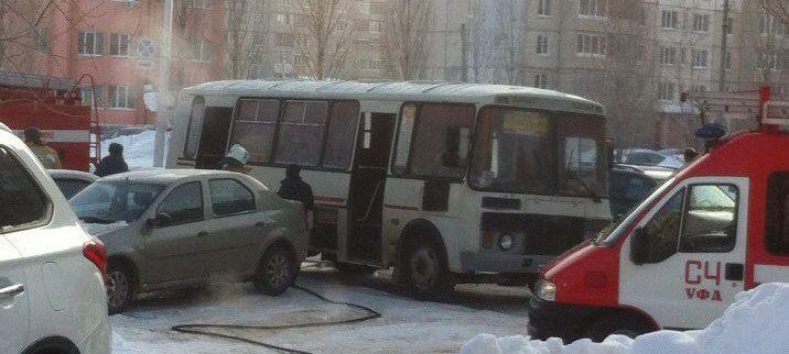 В Уфе во время движения загорелся автобус