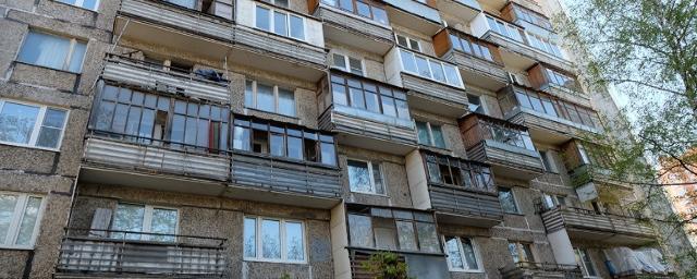 В Омске трехлетняя девочка с балкона звала на помощь маме, потерявшей сознание