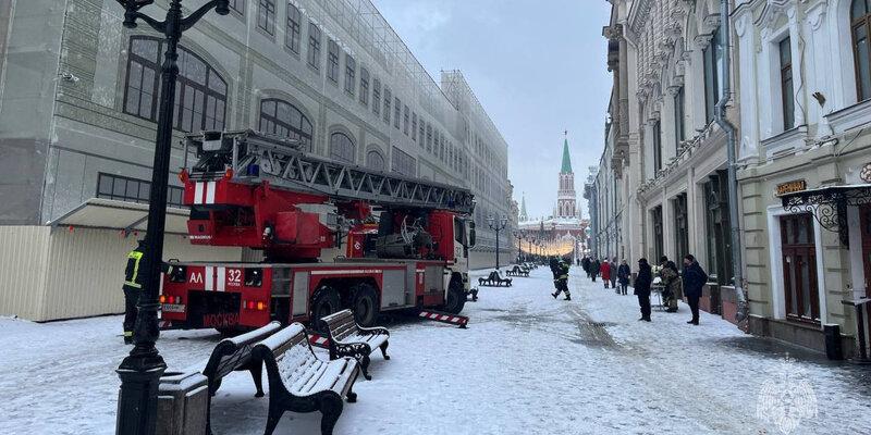 В Москве возле Красной площади загорелось здание