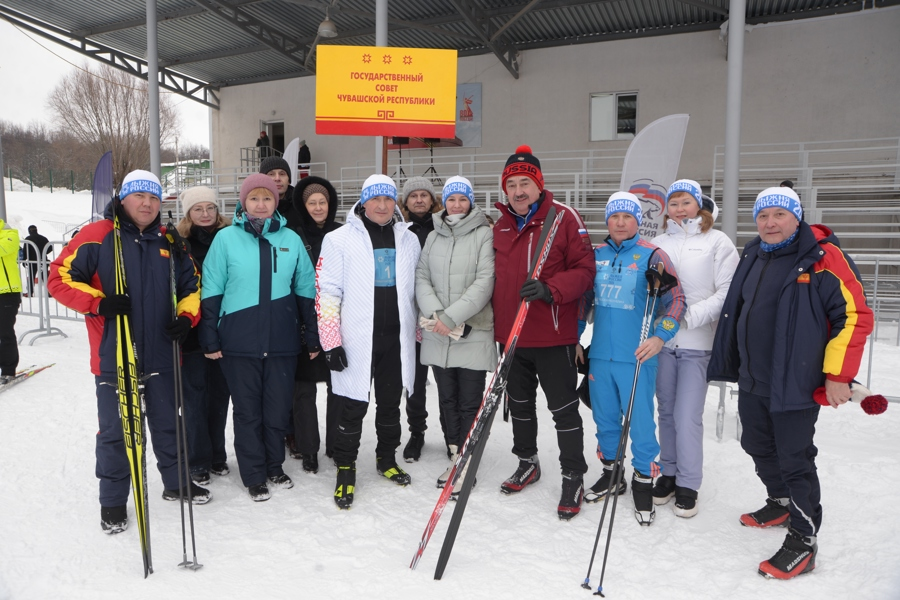 «Участие в гонке – уже победа!»: Спикер Госсовета Леонид Черкесов наградил самых юных и возрастных участников 44-й «Лыжни России» в Чувашии