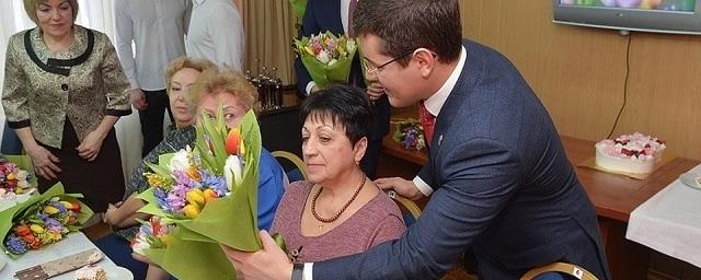 Артюхов поздравил сотрудниц станции скорой помощи с 8 Марта