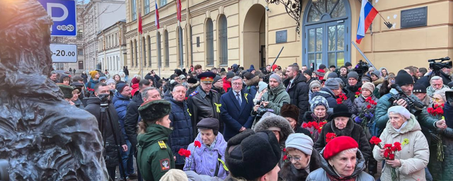 В Соляном переулке Петербурга открыли памятник блокадным медикам