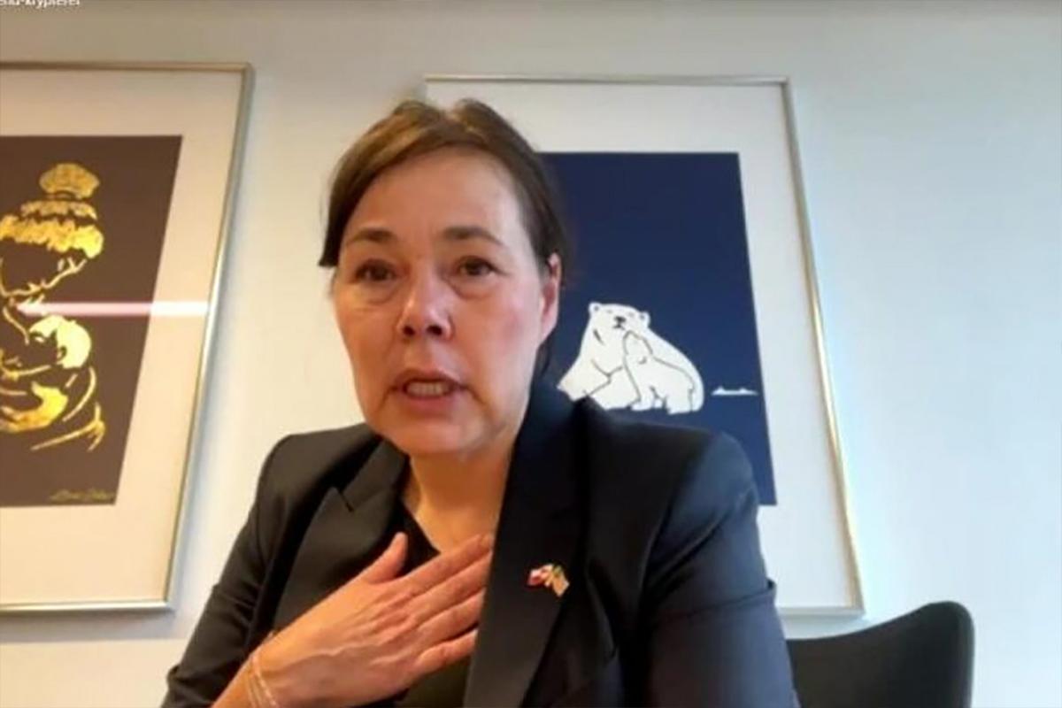 Глава МИД Гренландии во время интервью расплакалась