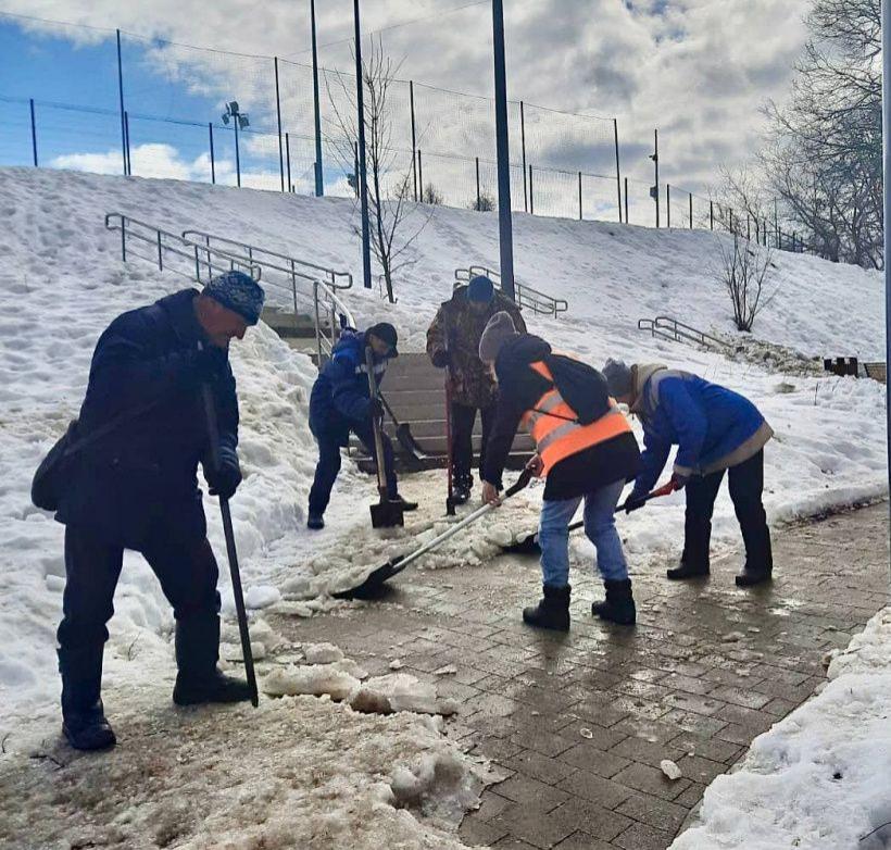 В Чехове коммунальщики убирают общественные территории от наледи