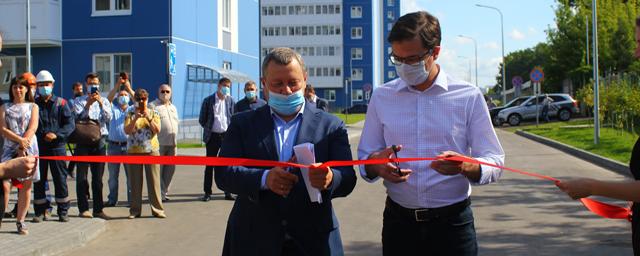 Накануне Дня строителя Юрий Шалабаев поздравил новоселов ЖК «Торпедо» и проверил ремонт дороги к микрорайону