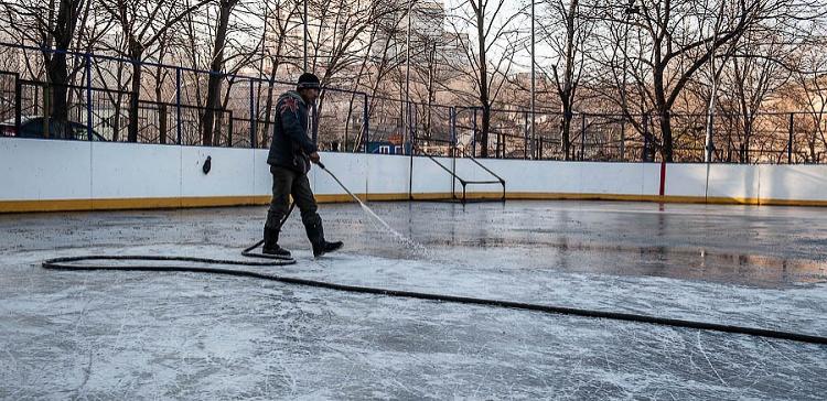 В Красноярске будут работать более 80 хоккейных коробок