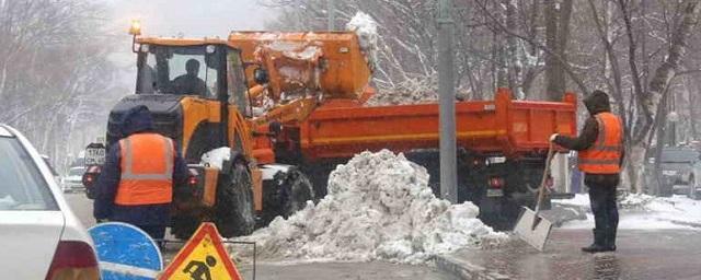 В Южно-Сахалинске 60 единиц спецтехники вышли на уборку улиц от снега