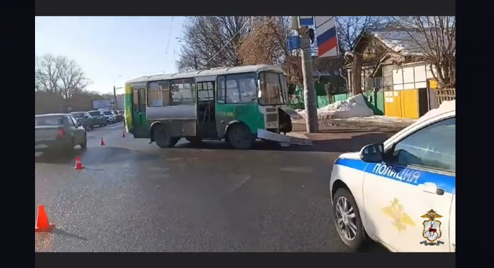 В Нижнем Новгороде пассажирский автобус влетел в столб