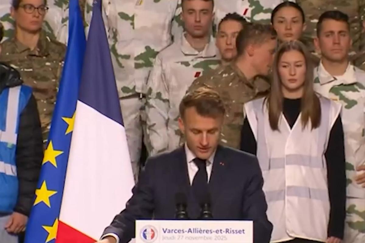 Французский военный покинул сцену во время речи Макрона