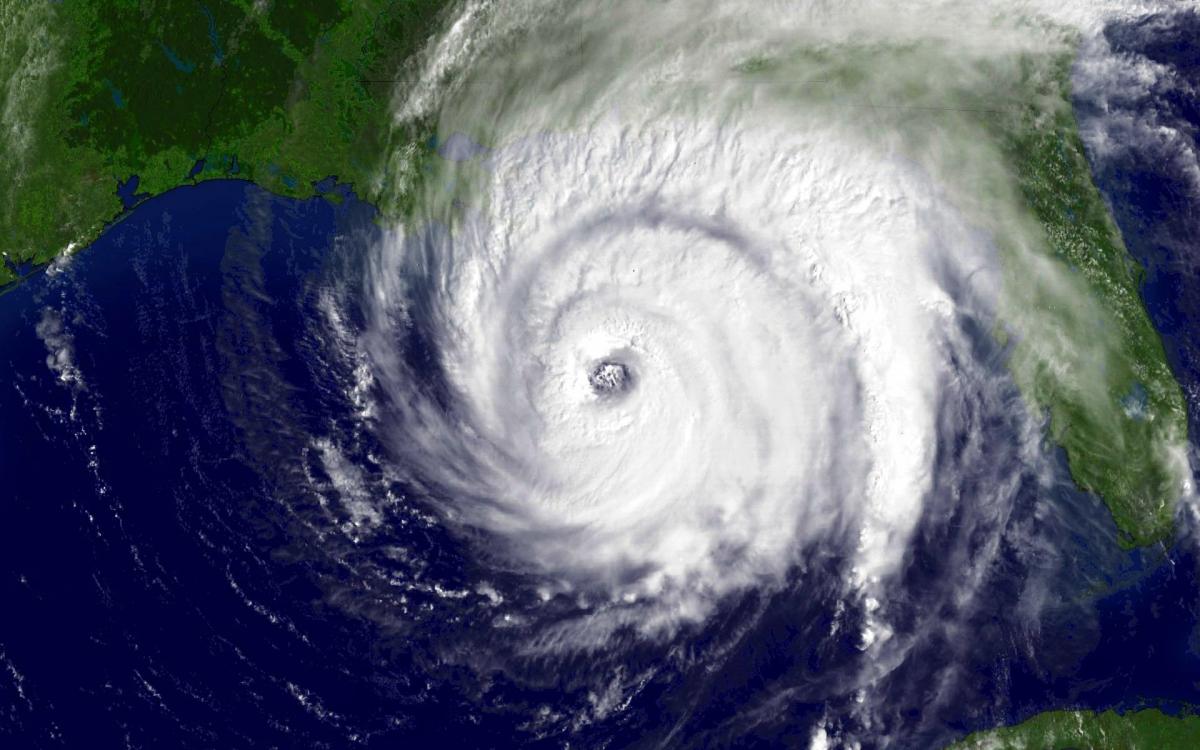 Ураган «Умберто» возле побережья США достиг третьей категории