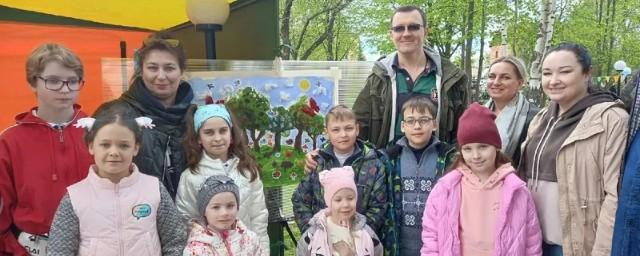 В парке Костромы российские актёры вместе с особенными детьми посадили 220 деревьев