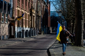 В Киеве двое мужчин облили краской памятный крест Бандере