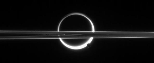 Станция Cassini показала снимки солнечного затмения на Сатурне