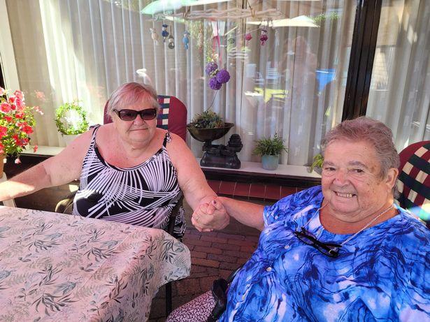 Сестры нашли друг друга через 75 лет после того, как одну из них удочерили в конце Второй мировой войны