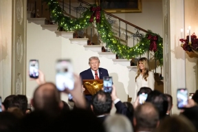 Трамп похвалил Меланью, не обращавшую на него внимание