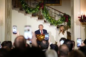 Трамп похвалил Меланью, не обращавшую на него внимание