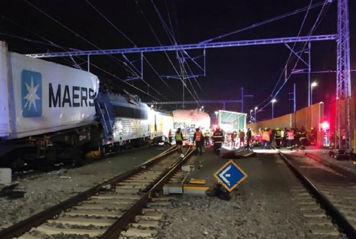 Четыре человека погибли при лобовом столкновении пассажирского и грузового поездов в Чехии