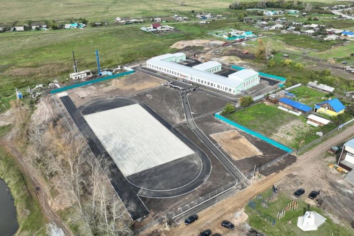 В Курганской области 125 детей пошли в новую школу с мини-стадионом
