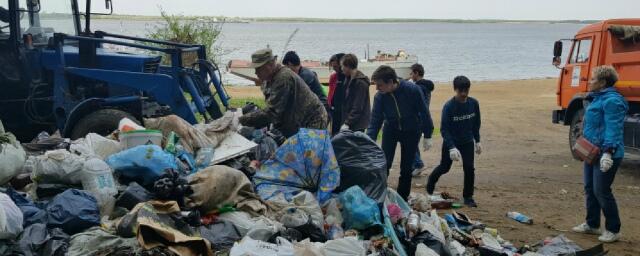В Хабаровске на берегу Амура прошел экологический субботник