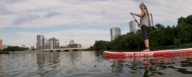 На Визовском пруду в Екатеринбурге моторная яхта едва не покалечила двух девушек