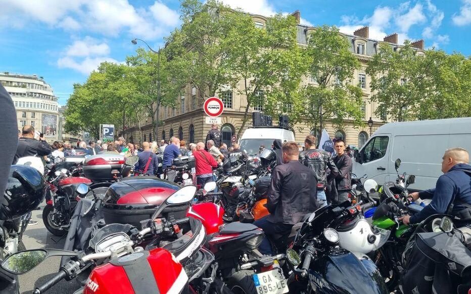 По всей Франции проходят демонстрации мотоциклистов