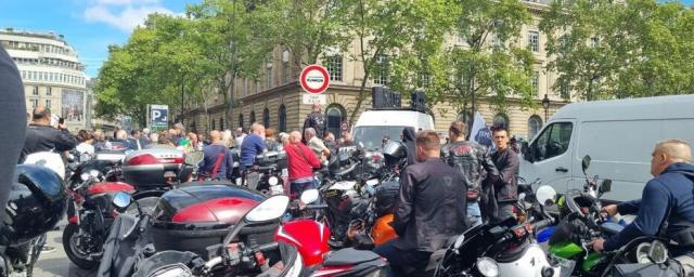 По всей Франции проходят демонстрации мотоциклистов