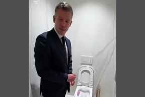 Стыд в сортире: премьер Венгрии записал видео из туалета и получил разнос от эксперта