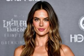 45 лет, двое детей и идеальный пресс: секрет питания Алессандры Амбросио