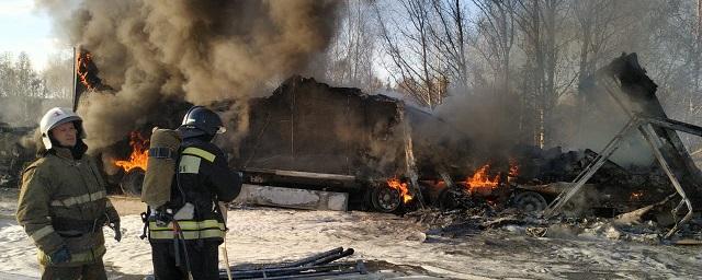 Под Екатеринбургом из-за ДТП с бензовозом загорелись три грузовика