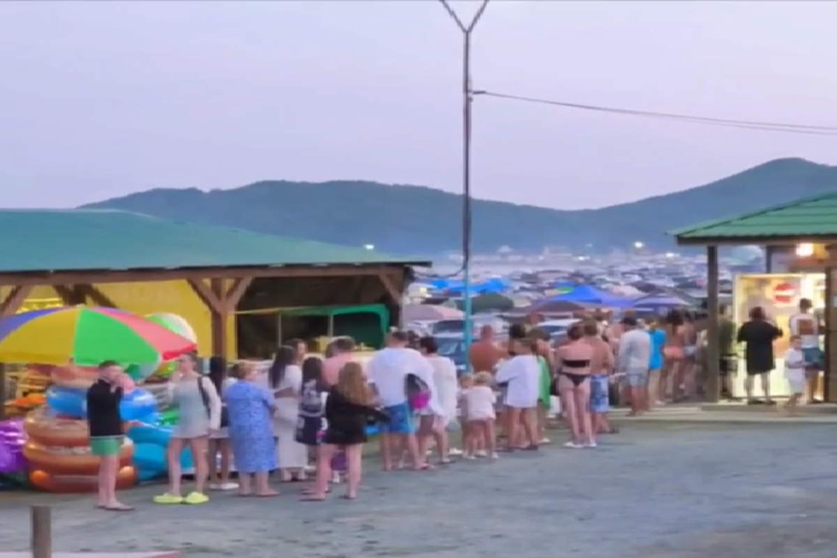 «Автогород» из палаток и машин: как выглядит самый популярный в этом году пляж Приморья