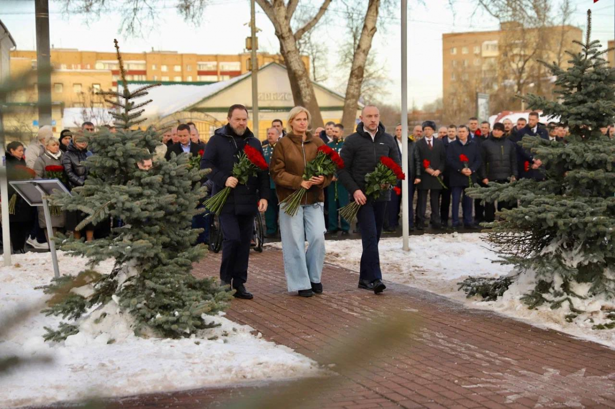 Вице-губернатор Подмосковья Мария Нагорная почтила память героев разных поколений, возложив цветы у мемориала «Защитники Солнечногорска» 23 Февраля