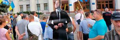 В Полтаве митингующие «повесили» фигуру Зеленского