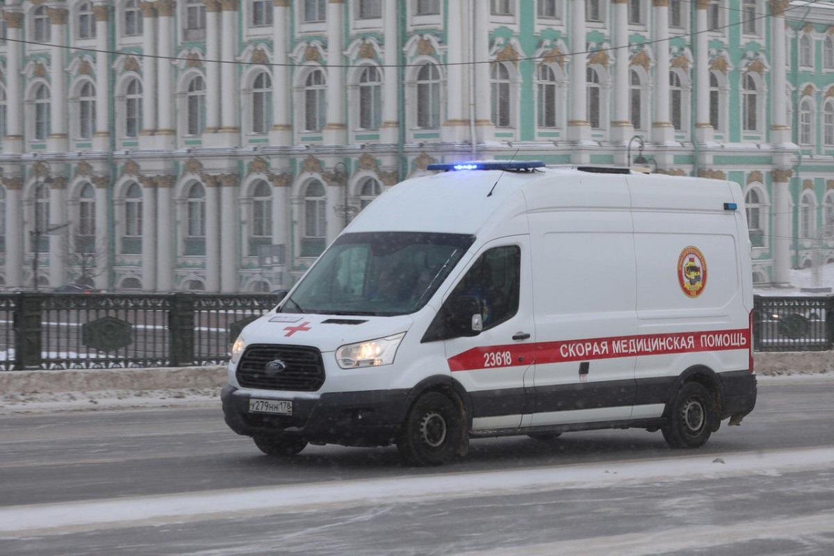 Тело юноши с воткнутыми в голову перилами нашли в центре Санкт-Петербурга, предположительно, молодой человек упал с высоты