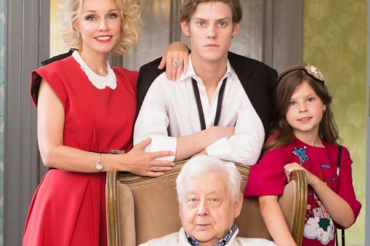 «Чужая в «Табакерке»: Откровения Зудиной. Почему Машков вычеркнул семью Табакова из театра