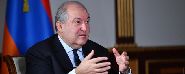 Президент Армении отказался отправлять в отставку главу Генштаба