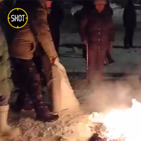 В Подмосковье люди разожгли костер на улице в отсутствие отопления в домах