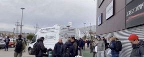 В Мадриде десятки украинцев выстроились в очередь, чтобы продлить паспорта