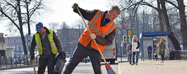 Смольный не решит проблему дефицита дворников, предлагая зарплату в 15 тысяч рублей