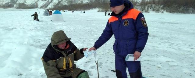 Во Владивостоке с дрейфующей в море льдины спасли двух рыбаков