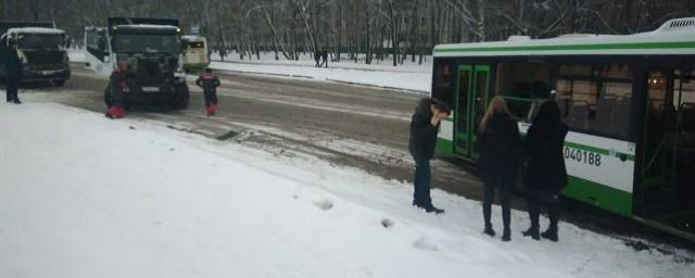 В Москве столкнулись грузовик и пассажирский автобус