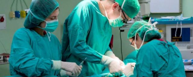 Возбуждено дело против хирурга, чьи студенты семь часов ампутировали ногу