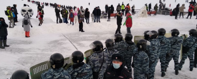 В Екатеринбурге участники акции протеста закидали ОМОН дымовыми шашками