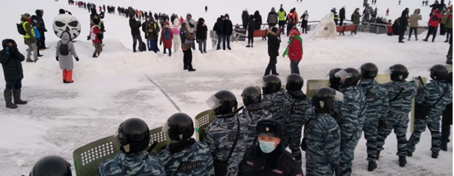 В Екатеринбурге участники акции протеста закидали ОМОН дымовыми шашками