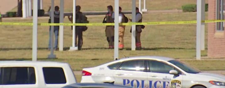 В Техасе полиция разыскивает 18-летнего стрелка, ранившего четырёх человек в школе