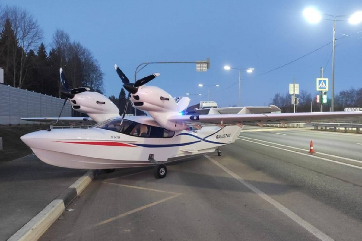 Под Вологдой из-за технической неисправности легкомоторный самолет приземлился на автотрассу