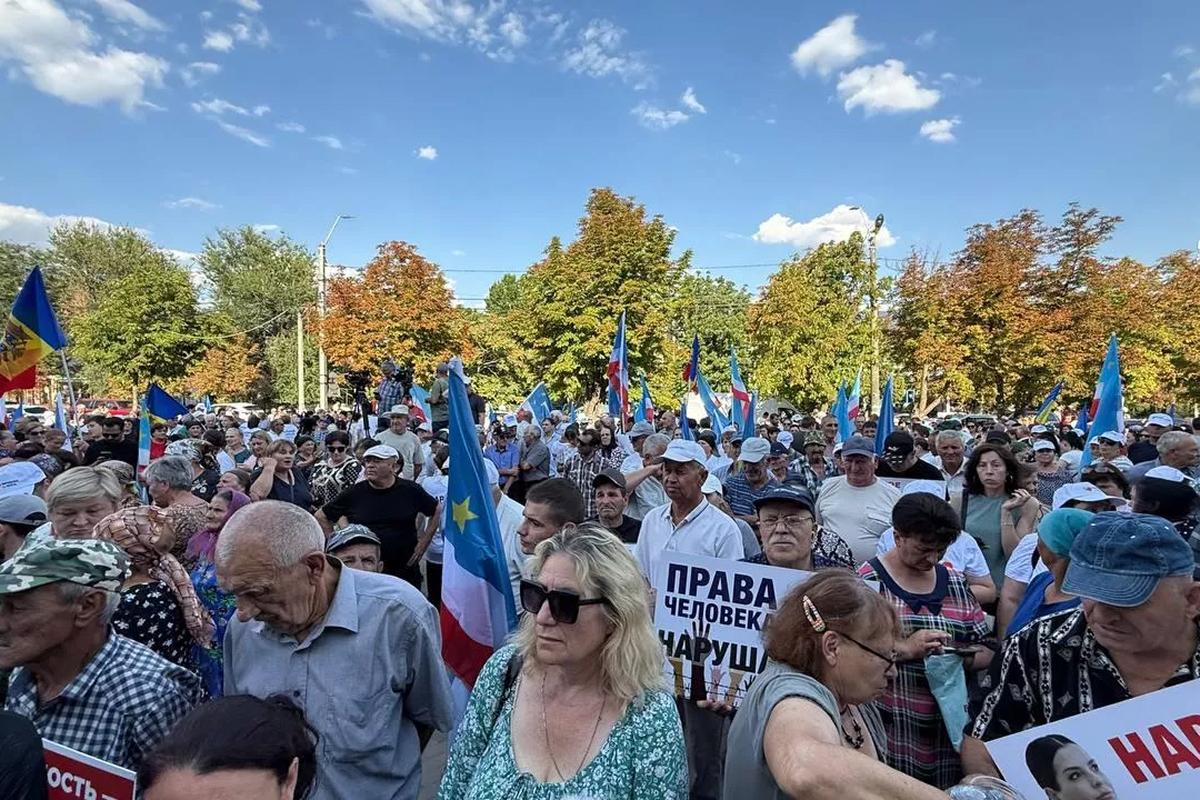 В Гагаузии прошел многотысячный митинг в поддержку арестованной главы автономии Евгении Гуцул