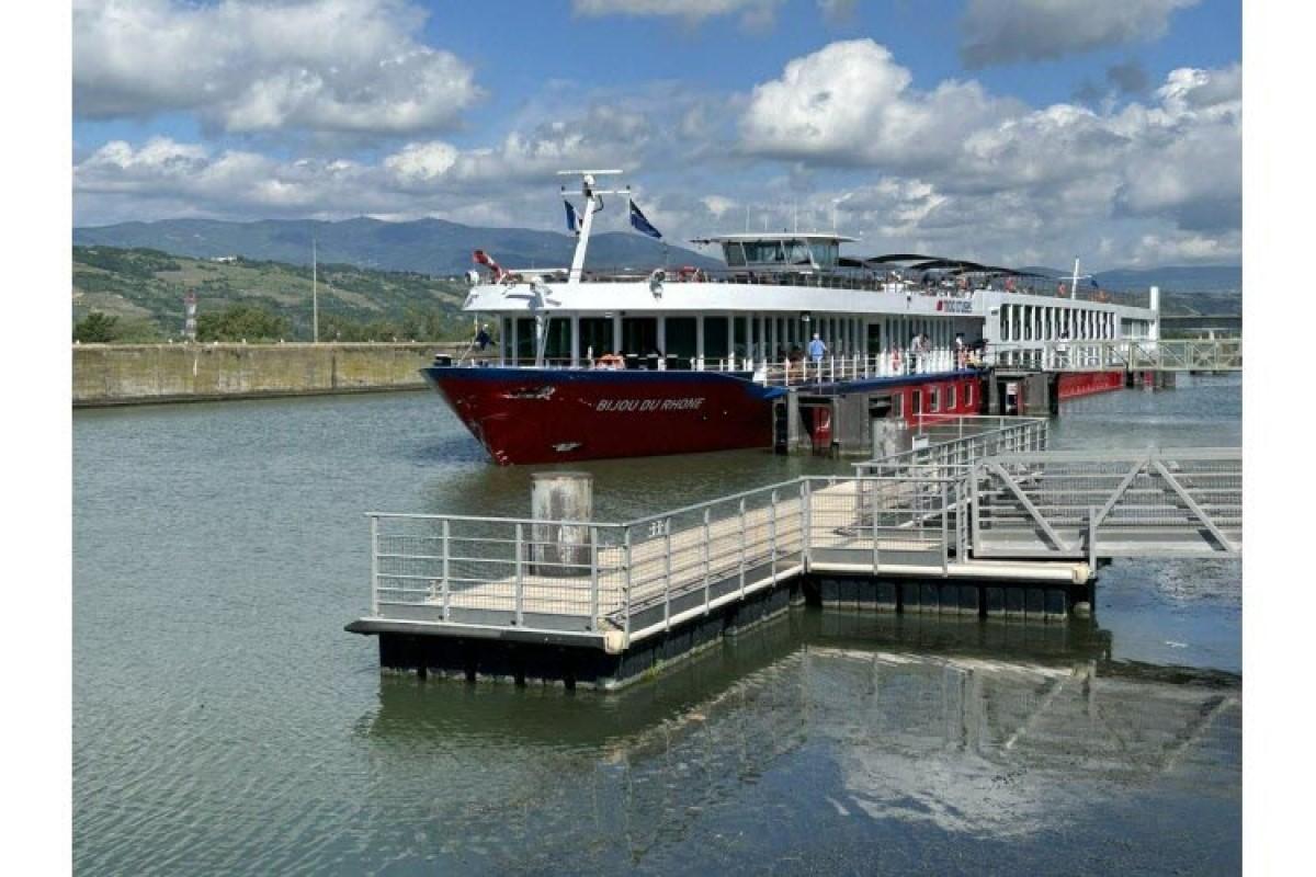 Круизный теплоход столкнулся с баржей