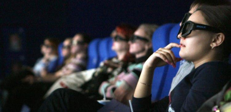 Эксперты: Россияне в кризис продолжают ходить в кинотеатры