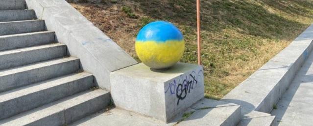 На городскую инфраструктуру Екатеринбурга неизвестные нанесли цвета украинского флага